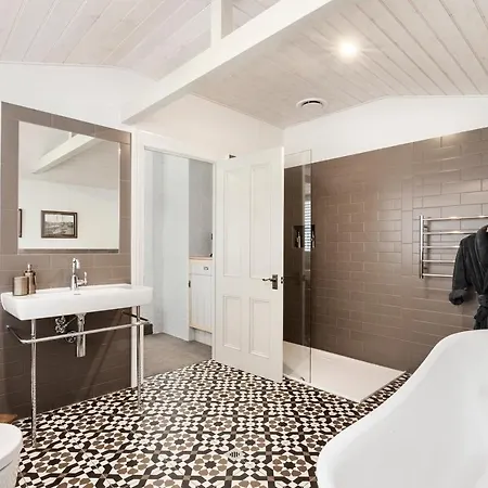 The Rivulet Bed & Breakfast Sandy Bay Exterior photo Bathroom