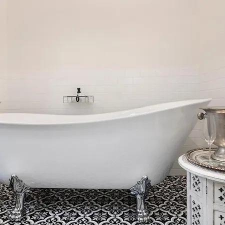 The Rivulet Bed & Breakfast Sandy Bay Exterior photo A freestanding bathtub
