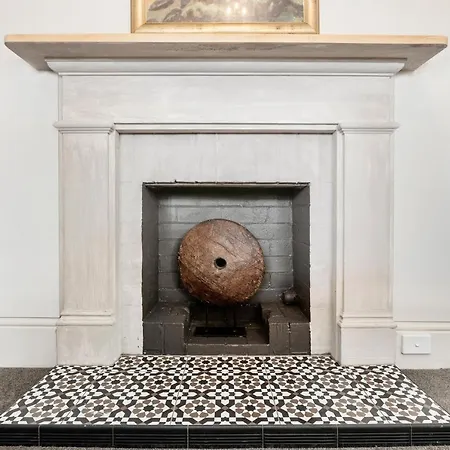 The Rivulet Bed & Breakfast Sandy Bay Exterior photo A cannonball in the fireplace of the house