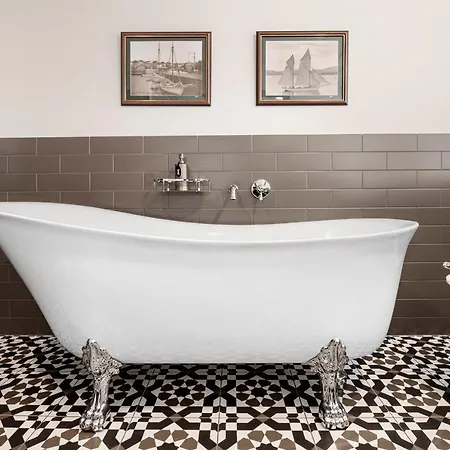 The Rivulet Bed & Breakfast Sandy Bay Exterior photo A freestanding bathtub