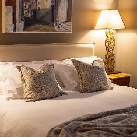 The Rivulet Bed & Breakfast Sandy Bay Exterior photo A bed with cushions