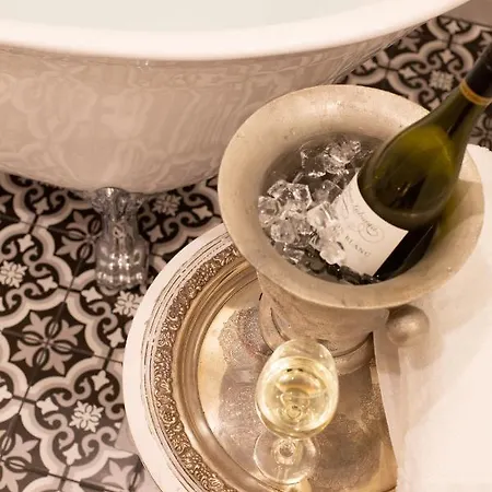 The Rivulet Bed & Breakfast Sandy Bay Exterior photo Champagne being poured