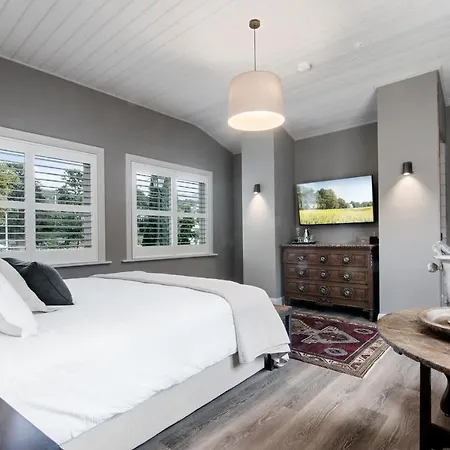 The Rivulet Bed & Breakfast Sandy Bay Exterior photo A bedroom at the Inn at the Opera House