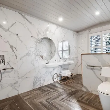 The Rivulet Bed & Breakfast Sandy Bay Exterior photo Bathroom with porcelain tiles