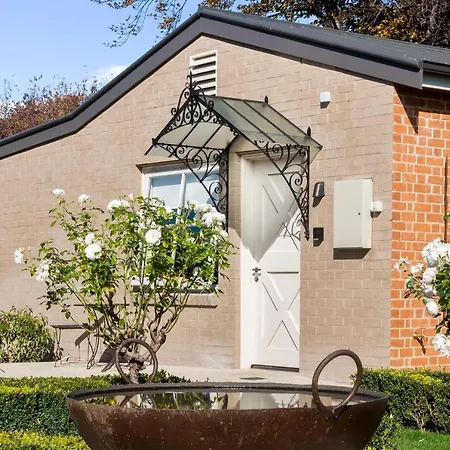 The Rivulet Bed & Breakfast Sandy Bay Exterior photo The stable cottage at the centre