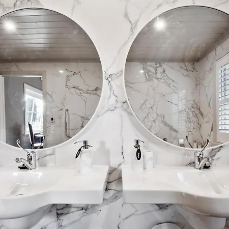 The Rivulet Bed & Breakfast Sandy Bay Exterior photo Bathroom with marble wall tiles